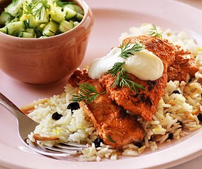 Pollo tandoori con arooz y salsa de menta