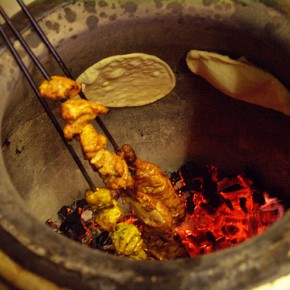 Tandoor con espetas y pitas