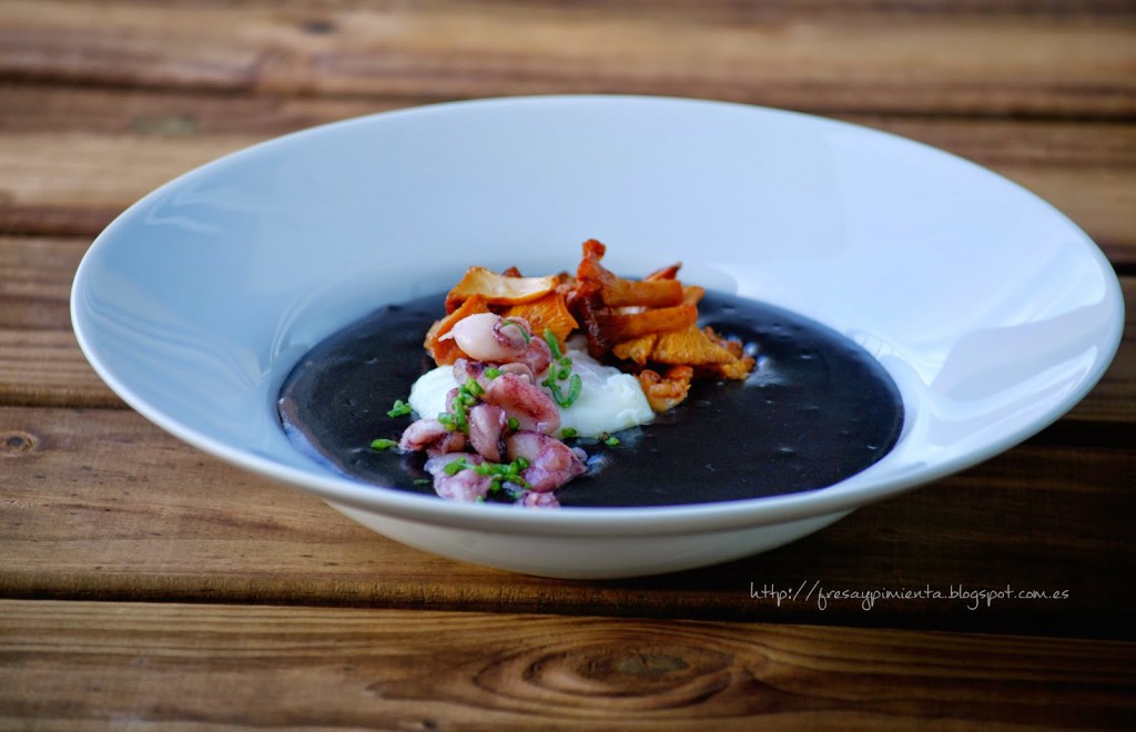 Parmentier de ajo negro y tinta de calamar con chipirones, setas y huevo poche Photo propiedad de Fresa y Pimienta